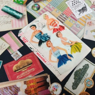 Caixas de costura vintage com várias ilustrações coloridas e materiais de costura