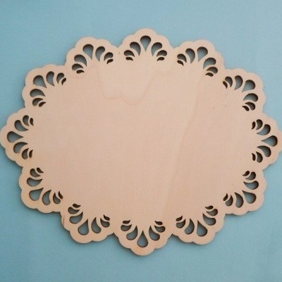 Base de madeira clara com padrão ornamental recortado em fundo azul claro