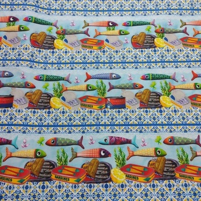 Tecido com estampado de sardinhas coloridas em latas e fundo azul com padrão geométrico