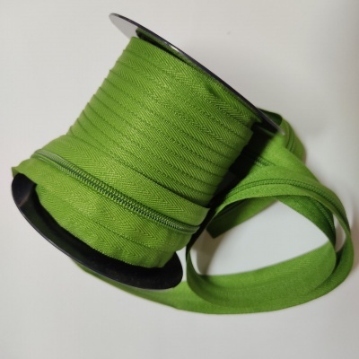 Bobina de fita têxtil verde canelada