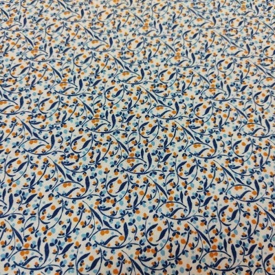Tecido branco com padrão de ramos azuis e laranja