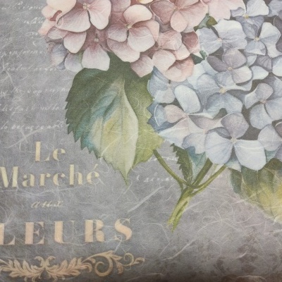 Tecido decorativo com flores rosa, azul e verde e texto Le Marché aux FLEURS