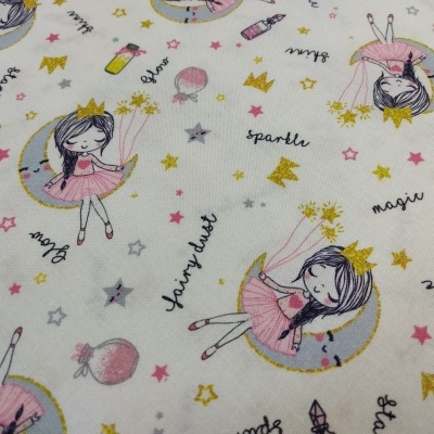 Tecido branco com estampados de fadas e palavras em inglês