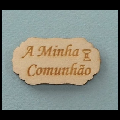 Placa de madeira gravada com texto A Minha Comunhão e símbolo de cálice