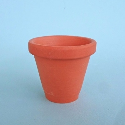 Vaso de barro terracota de cor laranja cónico