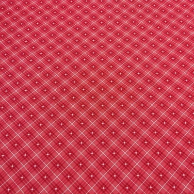 Tecido xadrez vermelho com linhas brancas, rosas e flores brancas