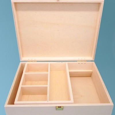 Caixa de madeira clara com compartimentos e tampa aberta