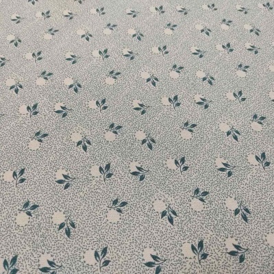 Tecido cinza claro com padrão de folhas verdes pequenas e pontos pretos