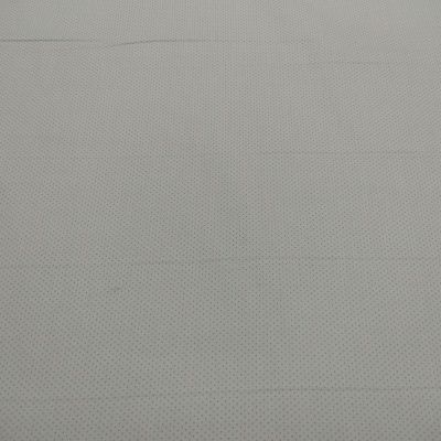 Tecido branco perfurado com pequenos círculos