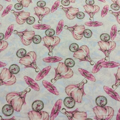 Tecido estampado com bicicletas antigas e flores rosas sobre fundo azul claro