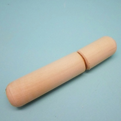 Objeto cilíndrico de madeira clara sobre superfície azul