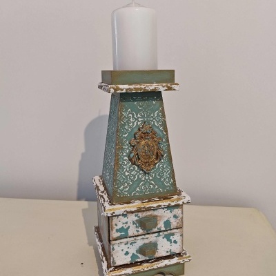 Castiçal decorativo verde e branco com vela branca