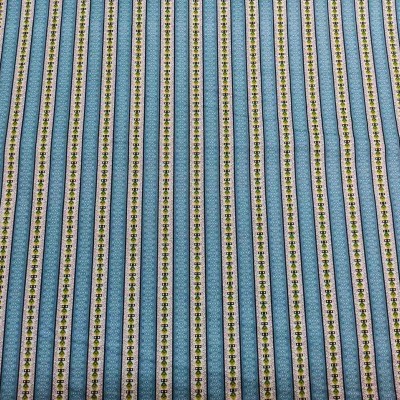 tecido com riscas verticais em azul, creme e dourado com padrão geométrico