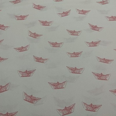 Tecido branco com padrão de barcos de papel rosa