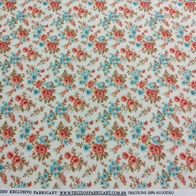Tecido branco com padrão floral colorido e texto na borda.