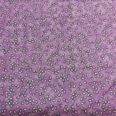 Tecido roxo com padrão de pequenas flores cinzentas.