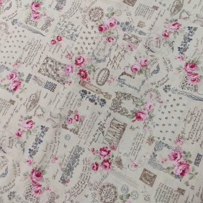 Tecido vintage bege com flores rosa e textos decorativos