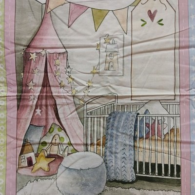 Quarto de bebé decorado com berço branco, tenda rosa, pufe e acessórios coloridos