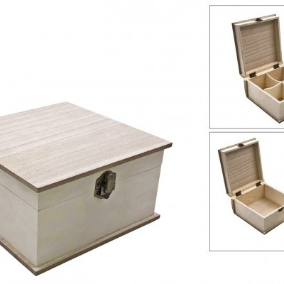 Caixa de madeira clara quadrada com fecho metálico, aberta com divisórias internas