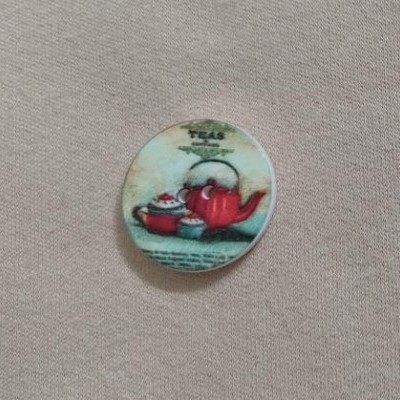 Botão redondo com desenho de bule de chá vermelho e texto TEAS