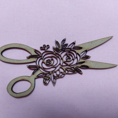 Tesoura decorativa em madeira com desenho de rosas, sobre fundo rosa