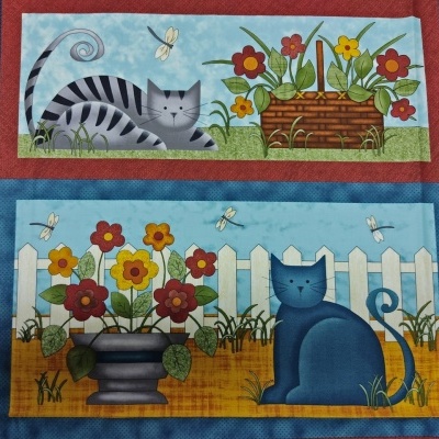 Estampa de tecido com gatos, flores e libélulas em painéis coloridos.