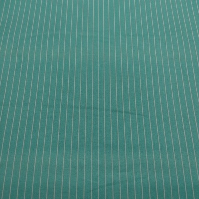 Tecido verde com riscas verticais brancas