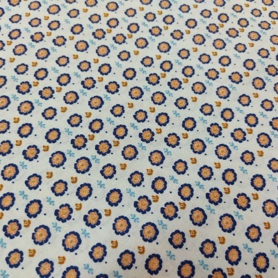 Tecido branco com padrão floral azul e amarelo