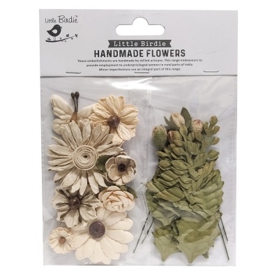 Flores e folhagem artificiais feitas à mão em embalagem transparente