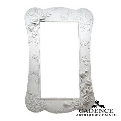 Moldura branca decorativa com flores em relevo e logo CADENCE