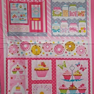 Pano decorativo com ilustrações de cupcakes, donuts, cafeteria 'Cupcake Cafe', frascos de doces, flores e chávenas de chá