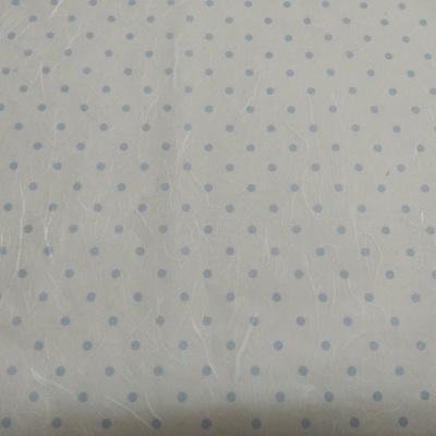 Tecido branco com pequenos pontos azuis