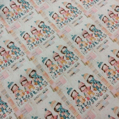 Tecido estampado com três crianças e texto 'SOLD OUT' repetido