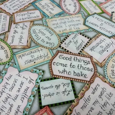 tecido com etiquetas decorativas de frases em inglês sobre cozinha e pastelaria