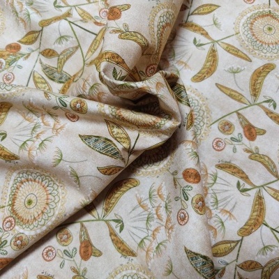 Tecido floral creme com padrão em verde, laranja e bege