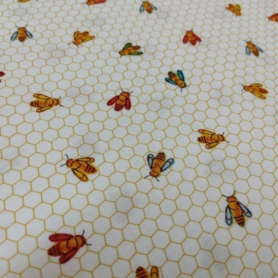 Tecido branco com padrão de favos de mel e abelhas coloridas