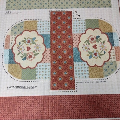 Tecido estampado para bolsa com padrão floral e quadrados coloridos