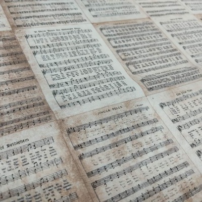 tecido com padrão de partituras musicais em tons bege