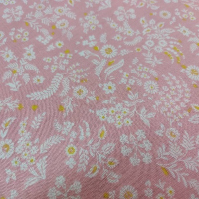 Tecido rosa com padrão floral branco e amarelo