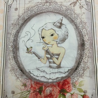 Ilustração de mulher com vestido branco e pássaro, moldura ornamentada e flores vermelhas