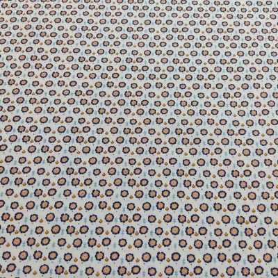 Tecido branco com padrão de pequenos círculos coloridos