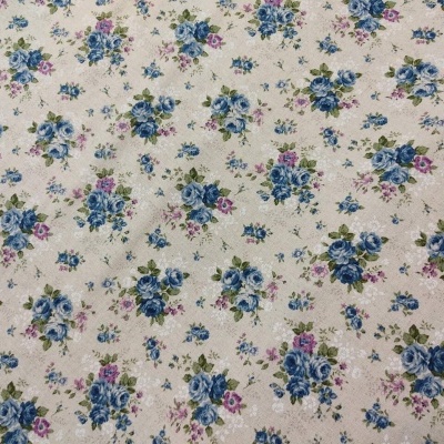 pano tecido bege com padrão floral azul e rosa