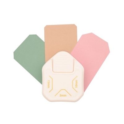 Três amostras de tecido colorido com medidor branco