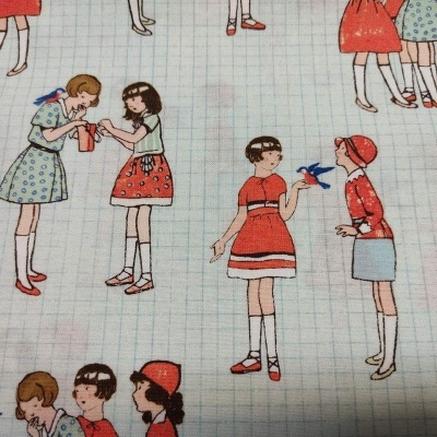 Tecido branco com padrão de mulheres em roupas coloridas e linhas azuis em grade