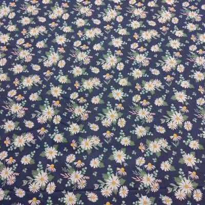 Tecido azul escuro com padrão de margaridas brancas e folhas verdes