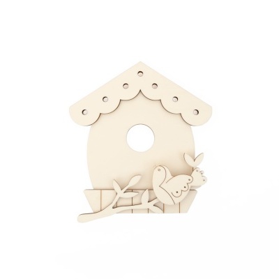 Casinha de madeira creme com pássaros esculpidos