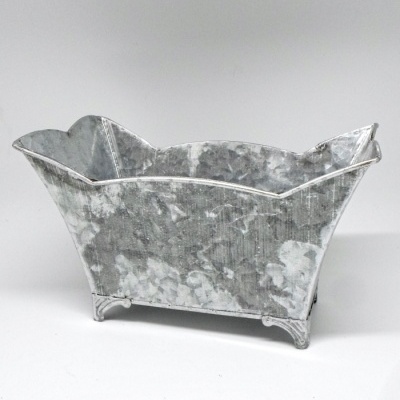 Vaso metálico envelhecido prateado com bordas onduladas e pés decorativos