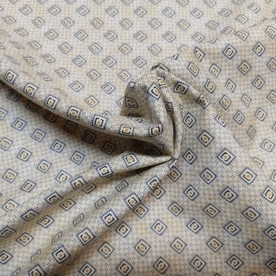 Tecido bege claro com padrão de pequenos quadrados em azul e bege