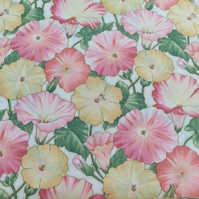 Tecido estampado com flores rosa, amarelas e folhas verdes