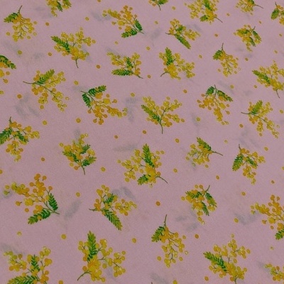 Tecido rosa com padrão floral amarelo e verde